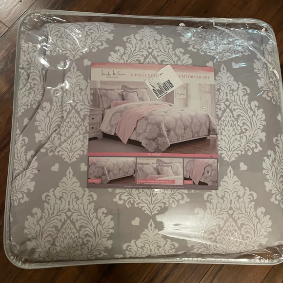 NICOLE MILLER
Printed Comforter Set
Queen size 6 piece - Picture 3 of 8